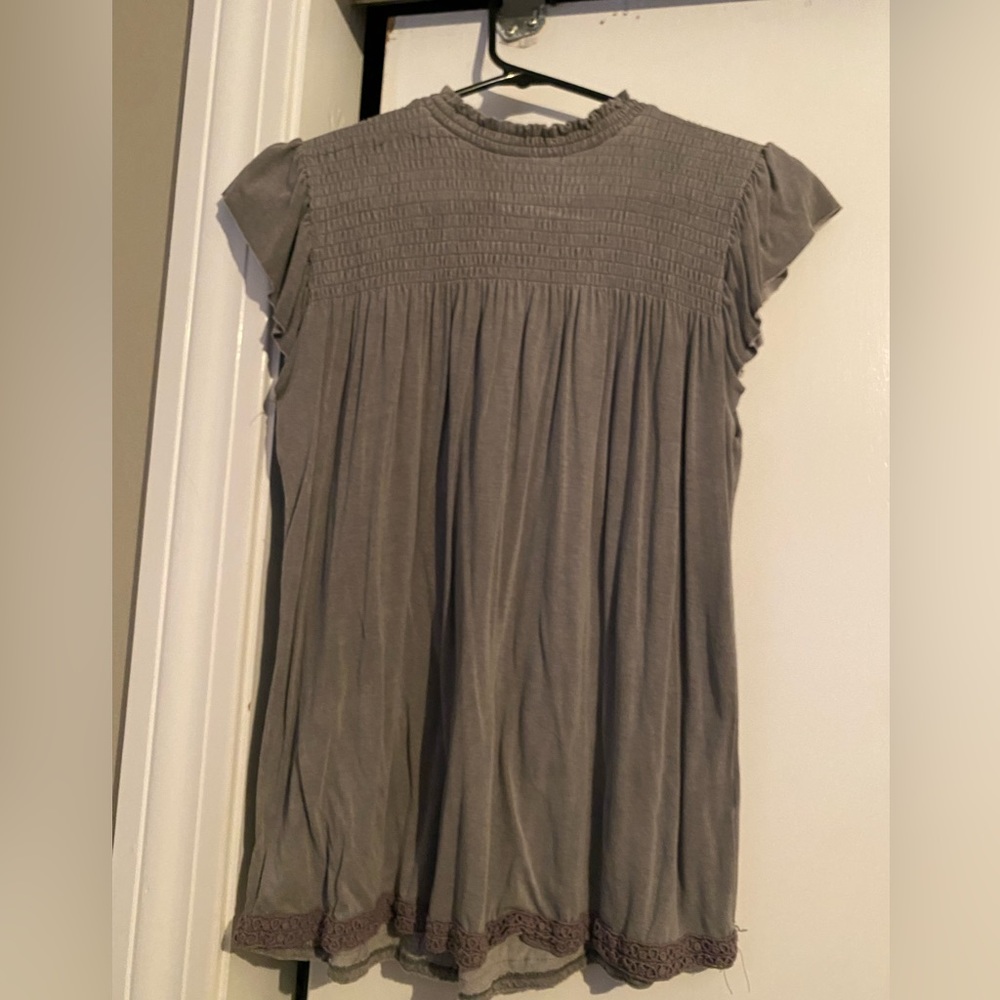 Kohls brand grey shirt size small